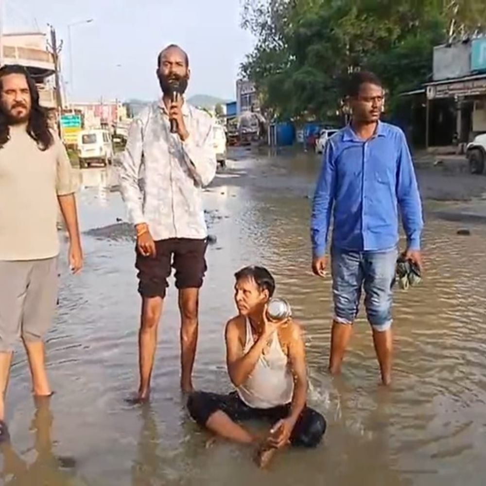 नेशनल-हाईवे के गड्ढे में भरे गंदे पानी से नहाकर विरोध-प्रदर्शन:सामाजिक कार्यकर्ताओं ने किया विरोध, सांसद के निर्देश के बाद भी नहीं भरे गए गड्ढे