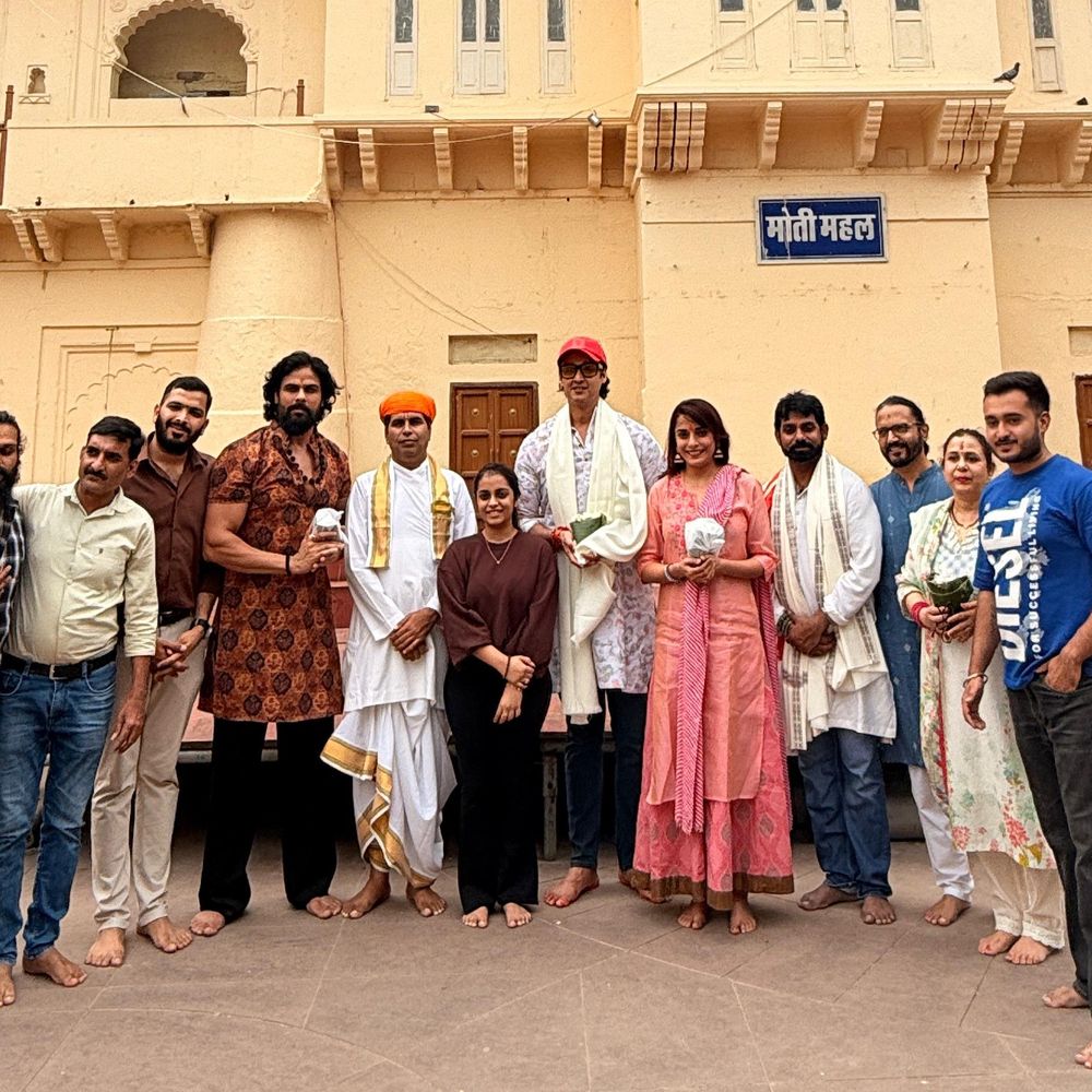 श्रीनाथजी के दरबार पहुंची ‘महाभारत’ की स्टारकास्ट:नाथद्वारा में ‘कृष्ण-द्रौपदी-दुर्योधन’ ने किए उत्थापन झांकी के दर्शन