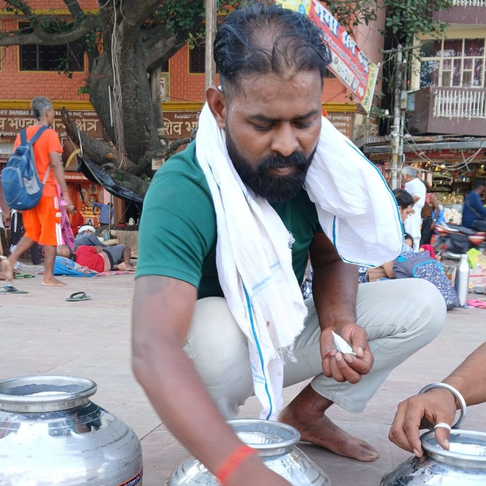 कांवड़ यात्रा में आस्था के साथ ‘जुगाड़ तकनीक’:कांवड़ियों ने कलश का रिसाव रोकने के लिए M-Seal का किया यूज