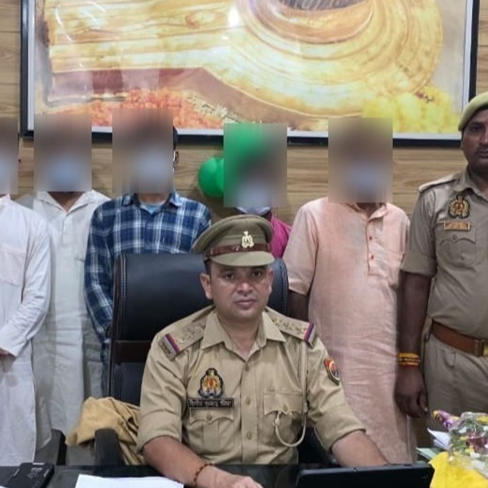 काशीविश्वनाथ में दर्शन के नाम पर वसूली में 5 गिरफ्तार:VIP दर्शन बताकर श्रद्धालुओं से ठगी, मंदिर कर्मियों की मिलीभगत की आशंका