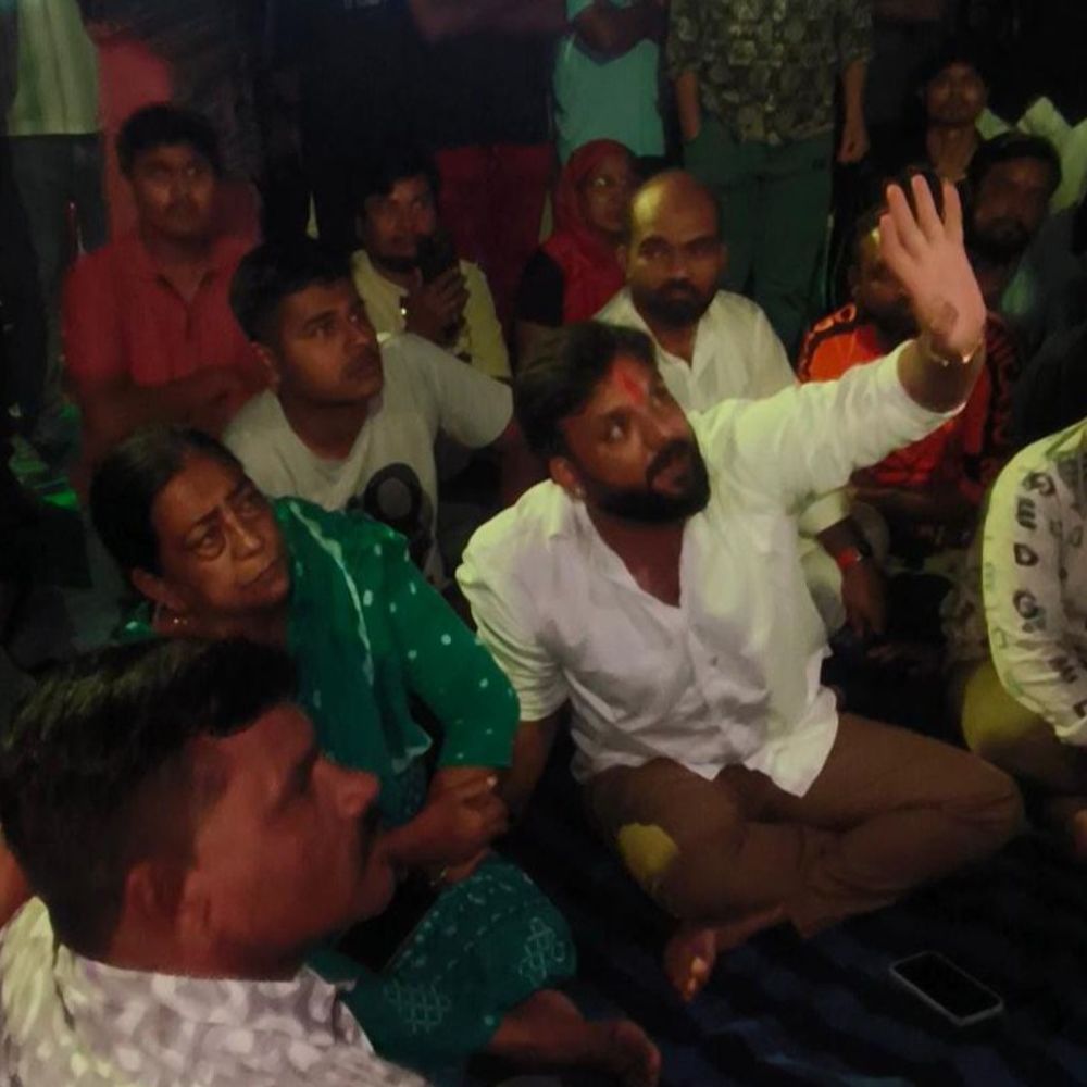 रतलाम के चौपाटी क्षेत्र में निगम ने चलाई जेसीबी:दुकानदारों ने किया विरोध, महापौर के खिलाफ नाराजगी; कांग्रेस ने रात तक दिया धरना
