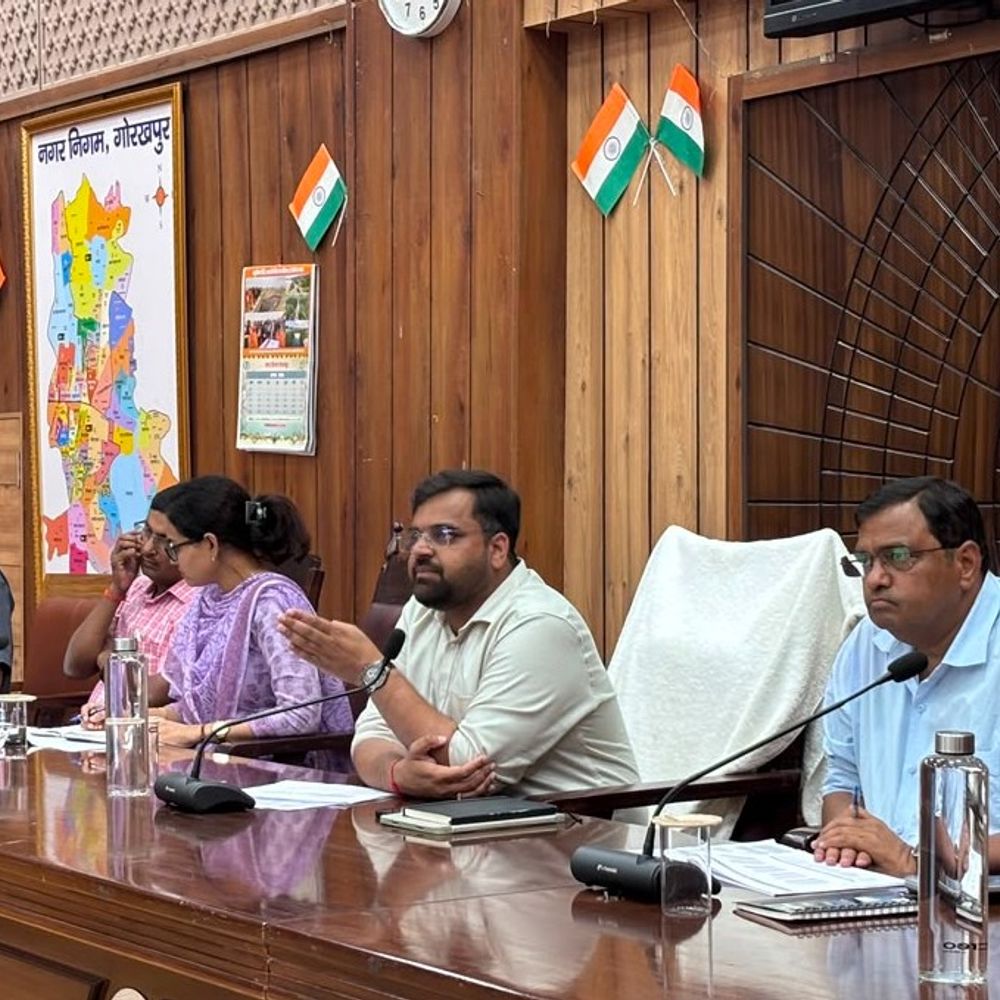 गोरखपुर में हर घर से 100% कूड़ा उठाने का आदेश:नगर आयुक्त बोले- लापरवाही पर कार्रवाई, वार्डों में बनेंगे WhatsApp ग्रुप
