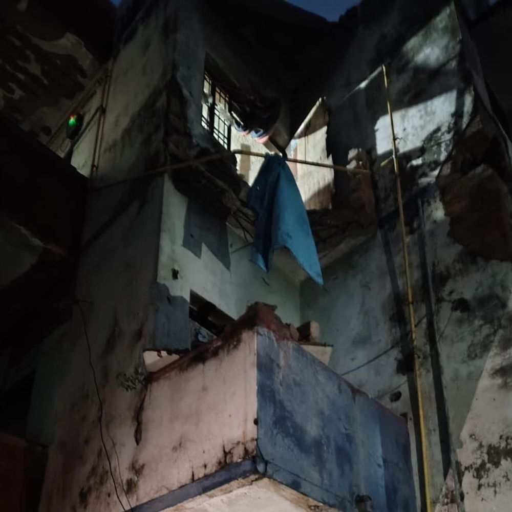कांशीराम आवास का छज्जा टूटने से अधेड़ की मौत:कपड़े सुखाने को तीसरे तल पर गया, जर्जर प्लास्टर के साथ 20 फिट नीचे गिरा
