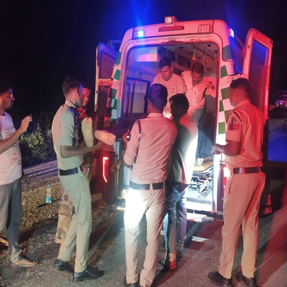 बलरामपुर में पिकअप-ट्रक में भिड़ंत, 3 की मौत, 7 घायल:मजदूरों से भरी पिकअप तेज रफ्तार में ट्रक से टकराई, घायल अंबिकापुर रेफर