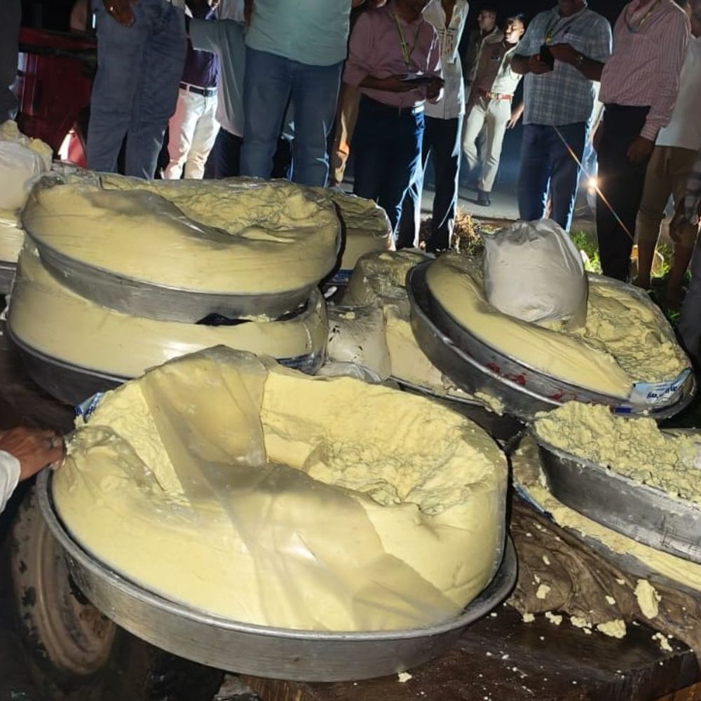 मेरठ में पकड़ा गया 2400 किलो मिलावटी मावा:रक्षाबंधन के लिए बननी थी मिठाईयां, खाद्यसुरक्षा विभाग की टीम ने की छापेमारी