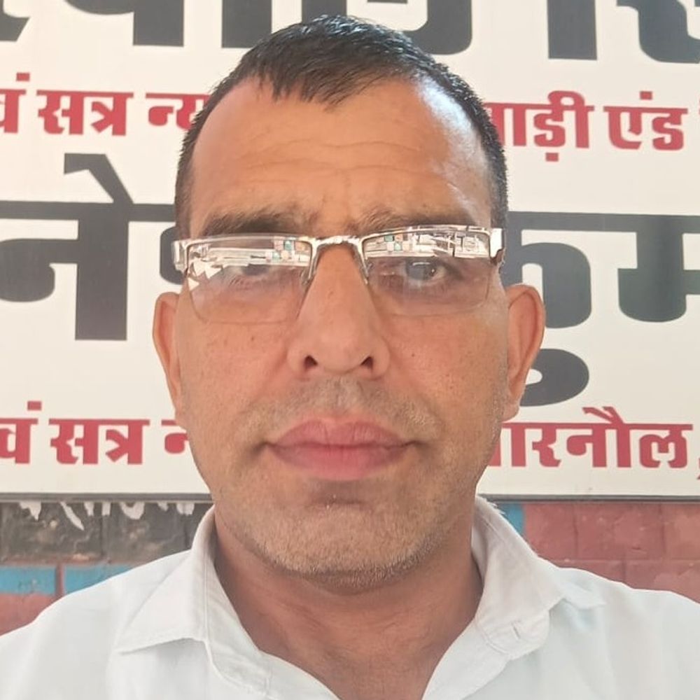 नारनौल में वकील के घर पर घुसकर हमला:सरपंच पर लगाया आरोप, सरपंच ने कहा वकील झूठा, राजनीतिक रंजिश रखता