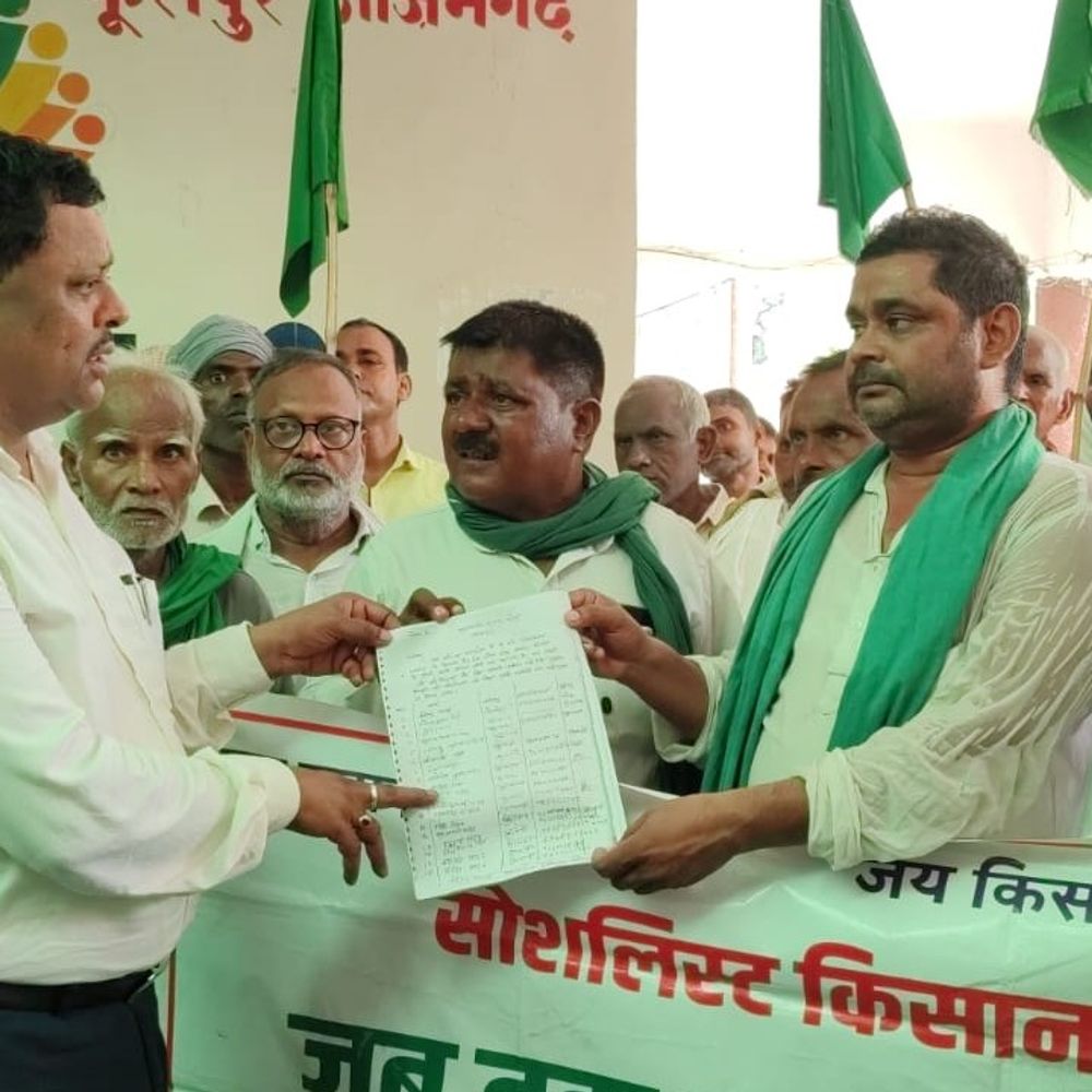 आजमगढ़ में भूमि अधिग्रहण के विरोध में किसानों का प्रदर्शन:फूलपुर तहसील में SDM को सौंपा ज्ञापन, बोले- एक इंच जमीन नहीं देंगे