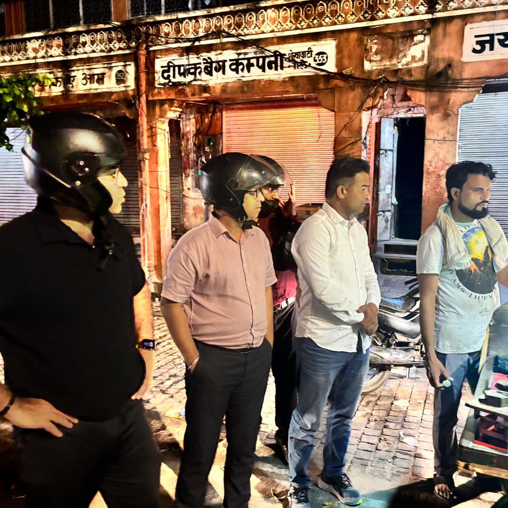 जयपुर में देर रात स्कूटी पर निकले कलेक्टर:परकोटे में देखी सफाई व्यवस्था, निकाय चुनाव की व्यवस्थाओं को लेकर लिया अपडेट