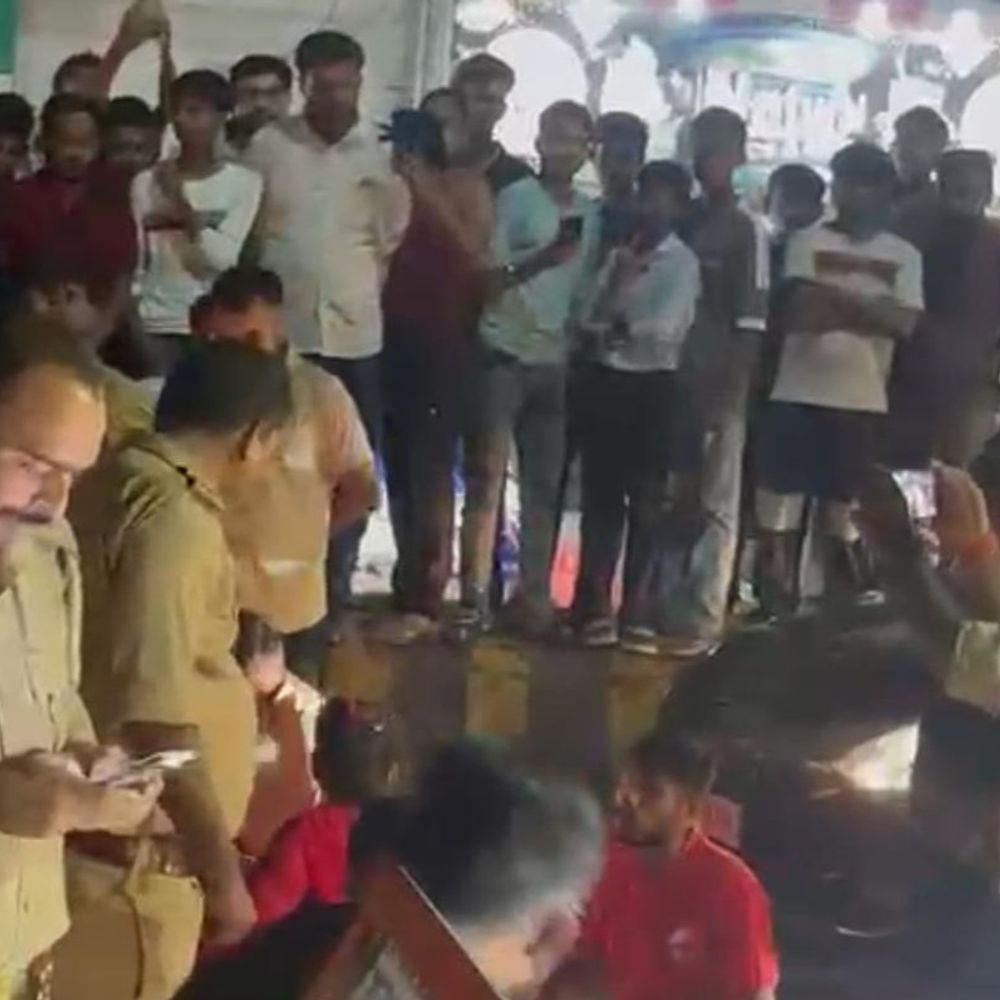 प्रयागराज में वकीलों ने किया हंगामा, जामा लगाया:महिला वकील के भाई से मारपीट को जताया विरोध