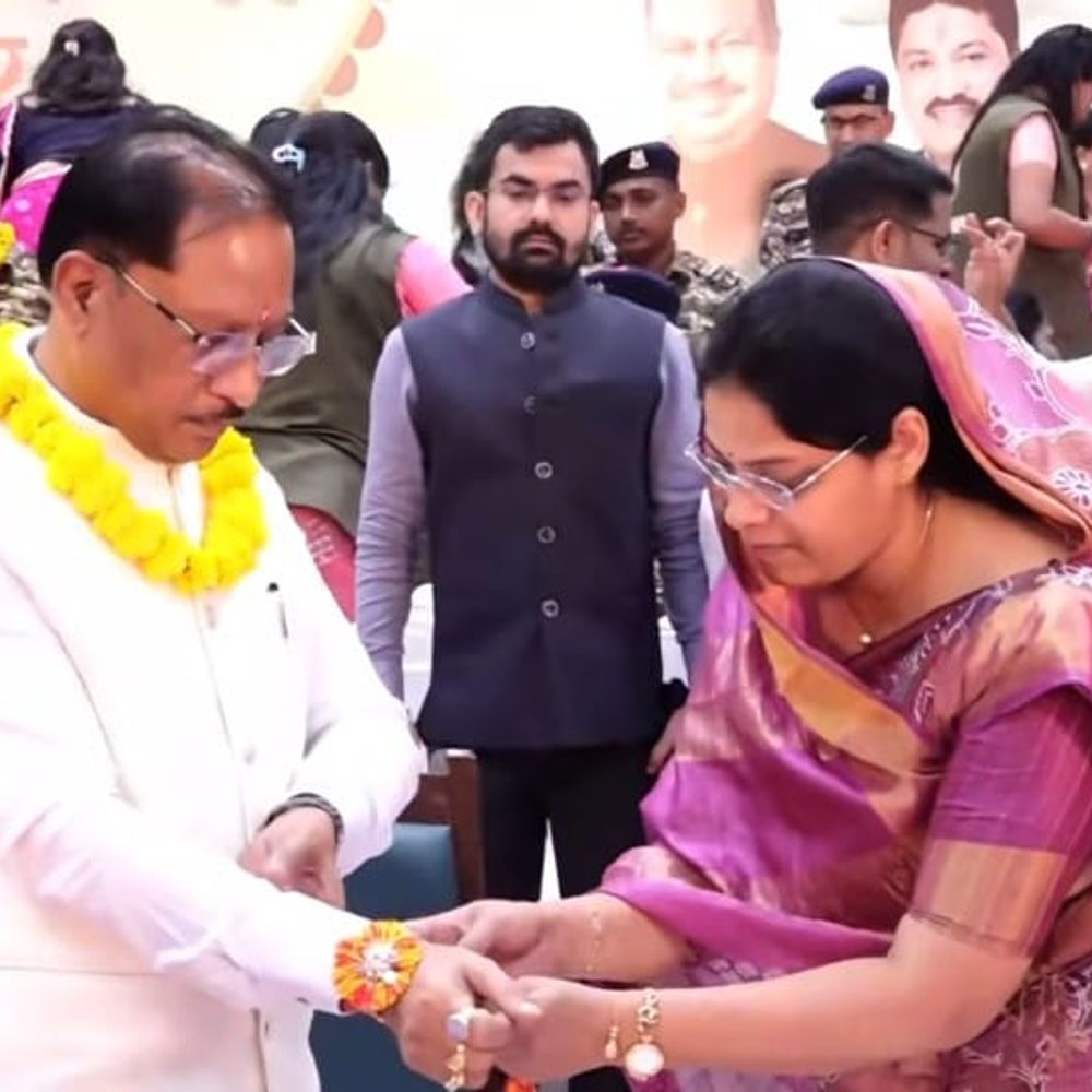 शहीद की पत्नी ने CM को बांधी राखी:रक्षाबंधन पर 800 जवानों की कलाई पर सजी राखी, साय बोले- आज मिली सगी बहन से बढ़कर बहन