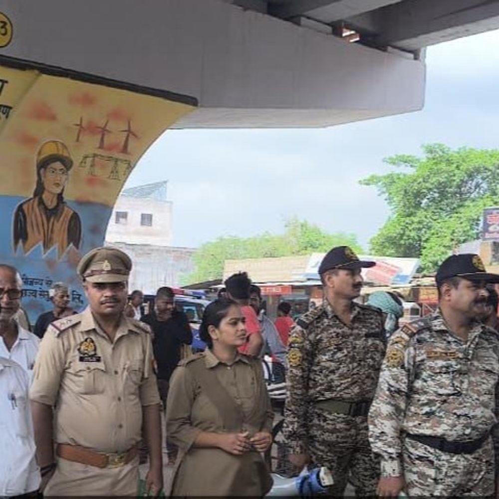 ट्रांसपोर्ट नगर से पैडलेगंज तक नगर निगम ने हटाया अतिक्रमण:नारियल और खाने के ठेलों का हुआ चालान, अधिकारी बोले- जारी रहेगा अभियान