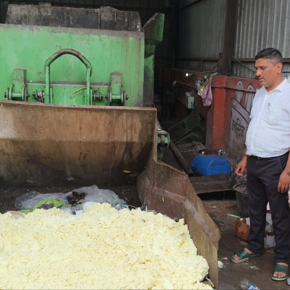 स्टेशन के आउटर पर मिला 500 किलो बदबूदार खोया:टीम को देखकर भागे दो लोग, खाद्य विभाग ने कूड़ा निस्तारण प्लांट में नष्ट कराया