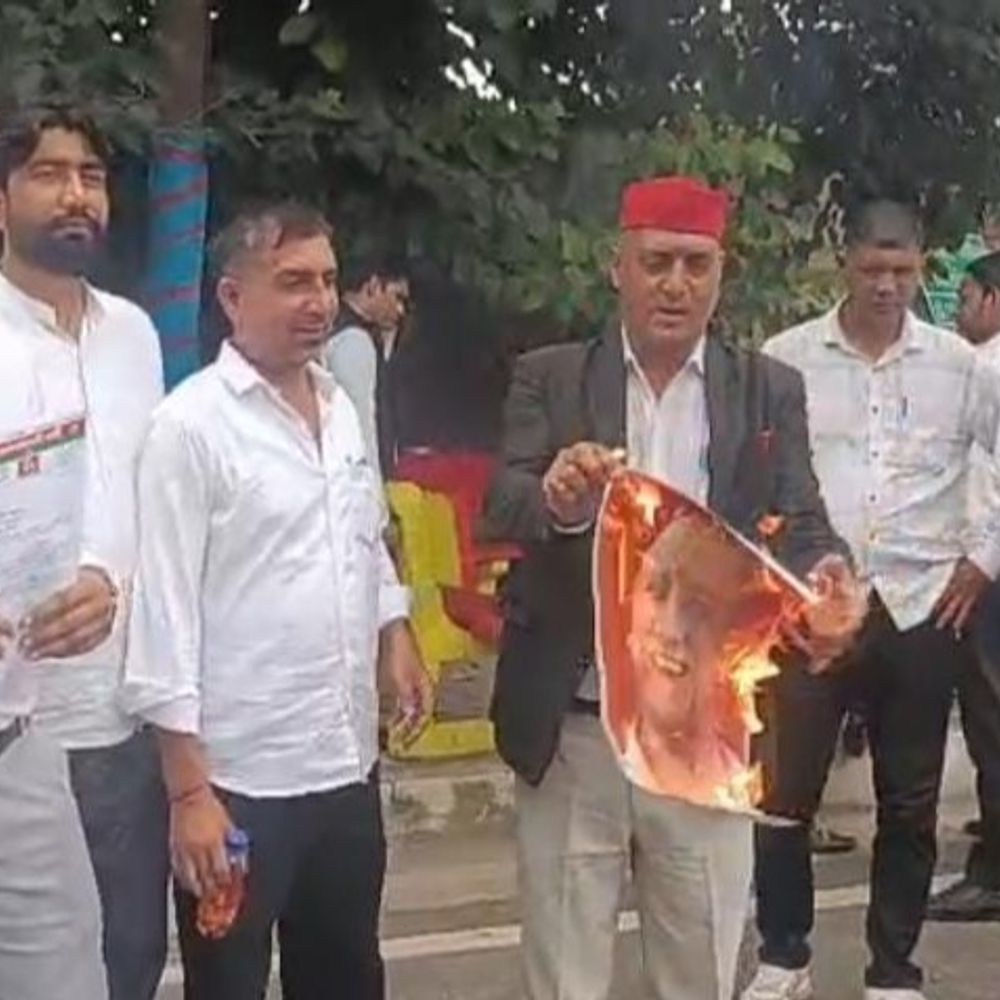 सीएम योगी का पोस्टर जलाने वाले सपा नेताओं पर मुकदमा:मेरठ में सपा अधिवक्ता सभा के 13 कार्यकर्ताओं पर रिपोर्ट, गिरफ्तारी के लिए दबिश