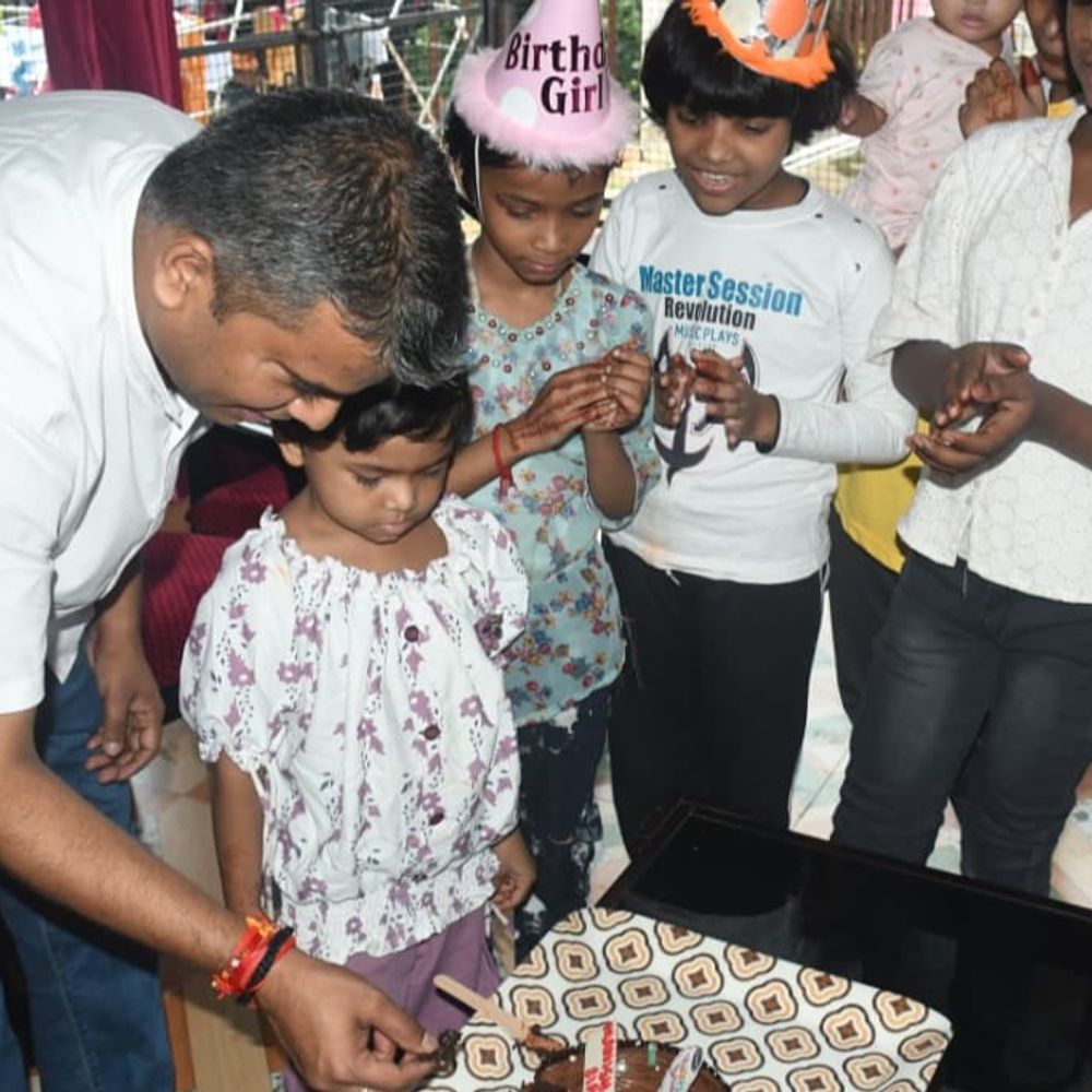 प्रयागराज डीएम ने बाल गृह और महिला-शरणालय में मनाया रक्षाबंधन:बच्चों के साथ काटा केक, बांटी खुशियों संग मिठाइयां