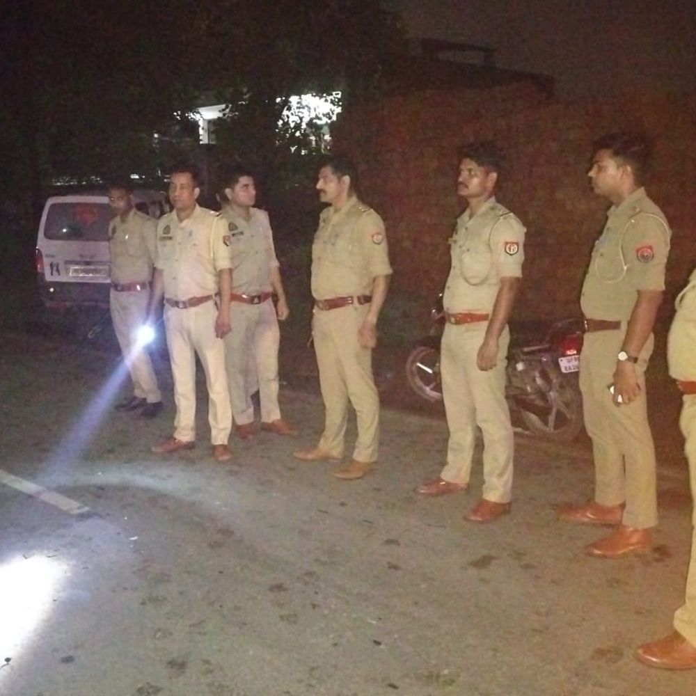 आगरा में हादसे में पिता-पुत्र की मौत:एक्टिवा में ईको कार ने टक्कर मारी, 10 फीट उछलकर दूर गिरे