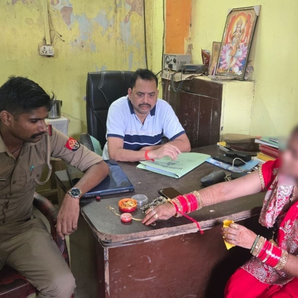 मायके जा रही महिला ज्वेलरी से भरा पर्स भूली:आगरा पुलिस ने सीसीटीवी से खोजकर लौटाया, रक्षाबंधन पर बहन ने पुलिस भाईयों का जताया आभार
