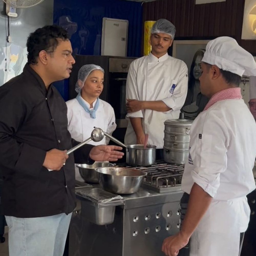 एनिमल इक्वैलिटी इंडिया और शेफ प्रकाशी पुलकित ने कराई वर्कशॉप:छात्र सीख रहे प्लांट-बेस्ड कुकिंग, मेरठ-यूपी के क्यूलिनरी छात्रों को भी मिलेगा फायदा