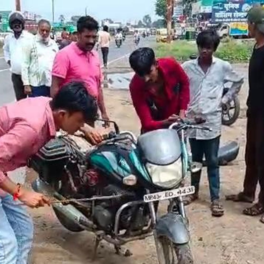 रतलाम में चलती बाइक में घुसा सांप:राखी मनाकर जा रहा था परिवार; पुलिस की मदद से राहगीरों ने निकाला
