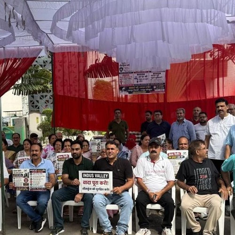शीलकुंज कॉलोनी की BNB कंपनी को 7 दिन का अल्टीमेटम:मेरठ में मूलभूत सुविधाओं में हो रही समस्याओं को लेकर धरने पर बैठे लोग