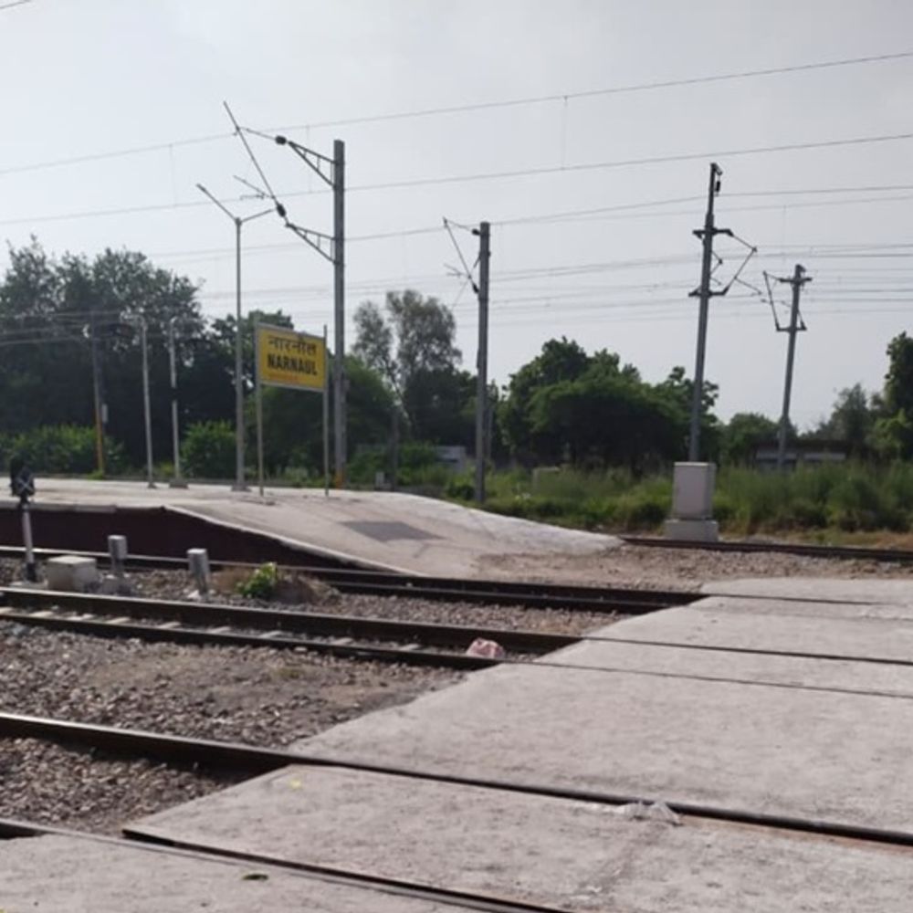 10 दिन में ही उखड़ने लगा नारनौल रेलवे-स्टेशन का एंड-पाथवे:दैनिक रेलयात्री जन कल्याण संघ ने उठाए निर्माण गुणवत्ता पर सवाल, तकनीकी जांच की मांग