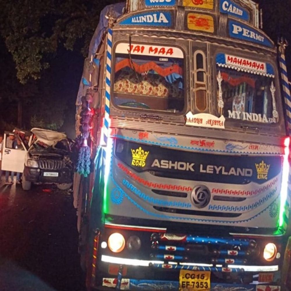 सूरजपुर में खड़ी ट्रक से टकराई बोलेरो,एक की मौत:बारिश के कारण खोपा धाम से लौट रहे श्रद्धालु हादसे का शिकार