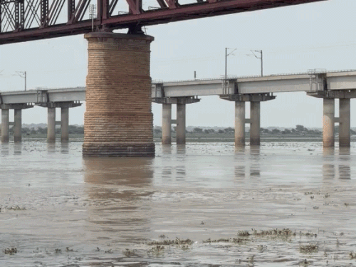 प्रयागराज में फिर बढ़ने लगा गंगा- यमुना का जलस्तर:24 घंटे में नैनी में 96cm, छतनाग में 82cm बढ़ा पानी, खतरे के निशान से अभी नीचे हैं नदियां