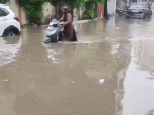 रोहतक में 118 एमएम बरसात से जलभराव:लोगों के घरों में भरा पानी, दोपहिया वाहन हुए बंद, घुटनों तक पानी से गुजरे लोग