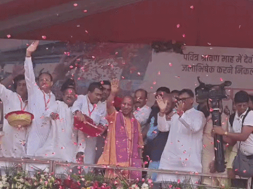 मेरठ में मुख्यमंत्री ने किया शिवभक्तों का स्वागत, देखिए तस्वीरें:कांवड़ियों पर बरसाए फूल, पुष्प वर्षा होते ही गूंजे हर-हर महादेव के जयकारे