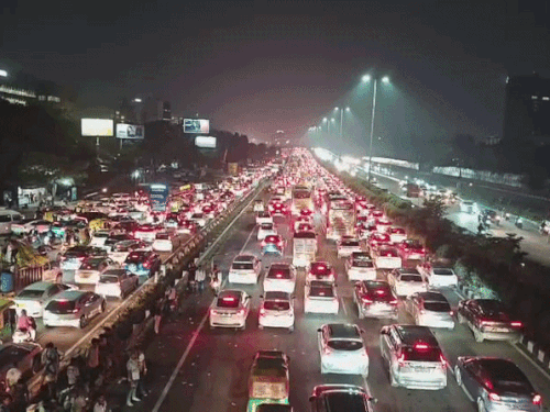 गुरुग्राम में कांवड़ यात्रा के चलते 8 km लंबा जाम:कई एंबुलेंस भी फंसीं; ट्रैफिक संभालने के लिए अतिरिक्त पुलिस बल तैनात