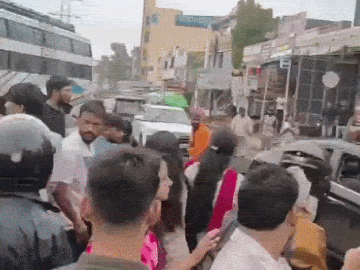 भोपाल में छात्रों ने तीन कारों को ठोका:स्कूल स्टाफ की गाड़ियों को मारी टक्कर, आरोपियों की सरेराह पिटाई का वीडियो