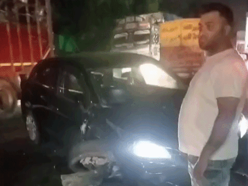 टैंक चौराहे पर दो कारों की भिड़ंत, जमकर हाईवोल्टेज ड्रामा:एसयूवी सवार युवकों ने ट्रैफिक पुलिस के सामने बलीनो में की तोड़फोड़, कारें थाने पहुंचीं
