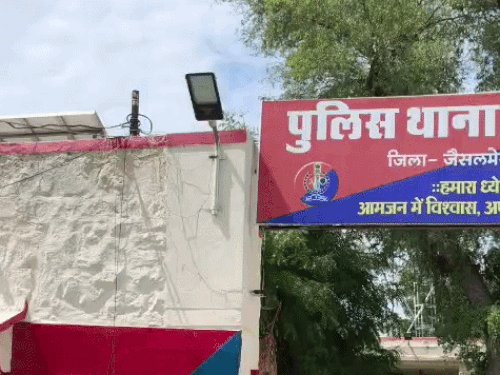 सोलर-प्लांट में गार्ड को कुचलने का प्रयास करने वाला पकड़ा:चोरी की नीयत से घुसा था, रोकने की कोशिश तो टक्कर मार भागा था