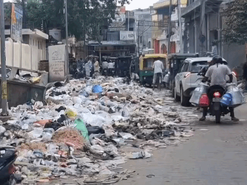 भिवानी में 608 कर्मचारियों की हड़ताल से चर्मराई सफाई:प्रतिदिन निकल रहा 150-200 टन कूड़ा, उठान नहीं, नगर परिषद ने नहीं की वैकल्पिक व्यवस्था