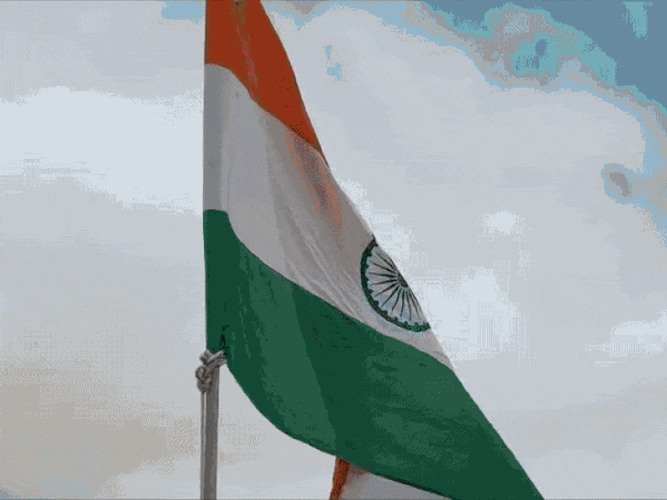 भाटी ने झोपड़ी में चल रहे स्कूल में किया ध्वजारोहण:बोले- आजादी के 80 साल बाद भी यहां सुविधाएं नहीं, ऐसे कैसे होगा विकसित भारत