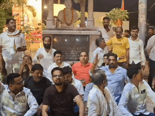 वाराणसी में भाजयुमो नेताओं पर एक्शन-FIR को कांग्रेसियों का धरना-प्रदर्शन:कांग्रेस कार्यालय घेरने वालों पर आक्रोश, तख्तियां लेकर लगाए भाजपा मुर्दाबाद के नारे