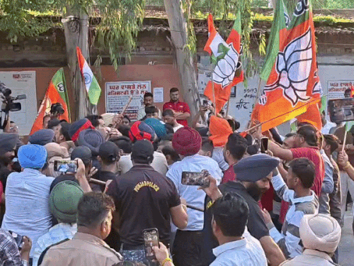 जालंधर में बीजेपी का जोरदार प्रदर्शन:स्वतंत्रता दिवस पर राष्ट्रगीत ‘वंदे मातरम’ को बीच में रोकने का आरोप लगाकर कार्यकर्ताओं ने कांग्रेस भवन का घेराव किया