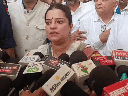 श्रति चौधरी की कांग्रेस पर चुटकी:मंत्री बोली- पहले अपने आपको तो संभालें, एक सुर में बोले, भिवानी में छात्राएं की सम्मानित
