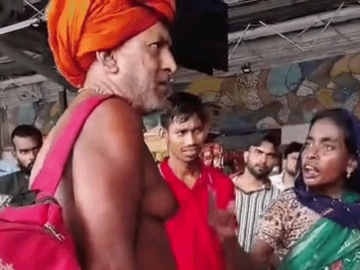 आगरा कैंट स्टेशन पर साधु वेशधारी की पिटाई-VIDEO:रेलवे अधिकारी बोले-प्लेटफॉर्म पर महिलाओं से कर रहा था छेड़छाड़