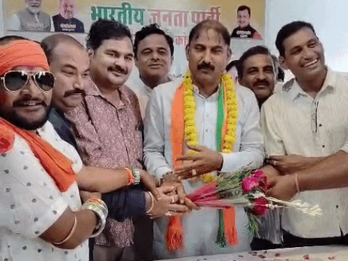 कोटा में पति-पत्नी ने एक ही वार्ड से टिकट मांगा:बच्चे को गोद में लेकर आवेदन जमा कराने पहुंची महिला, एक साथ 4 दावेदारों ने फॉर्म जमा करवाया
