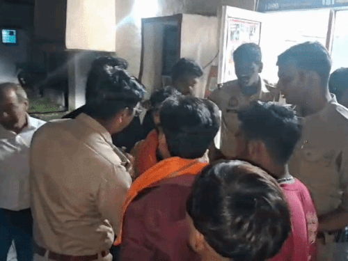 पहचान छिपाकर युवती से मिलने आया था मुस्लिम युवक:युवती के विरोध करने पर मारपीट की, हिंदू संगठन के हंगामे के बाद मुकदमा दर्ज