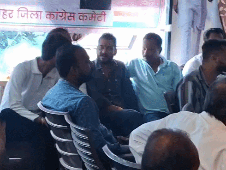 उदयपुर कांग्रेस कार्यालय में भीड़ दिखाकर मांगा टिकट:शहर और देहात में दावेदारों ने लगाई ताकत, महिलाओं ने भी दावेदारी पेश की