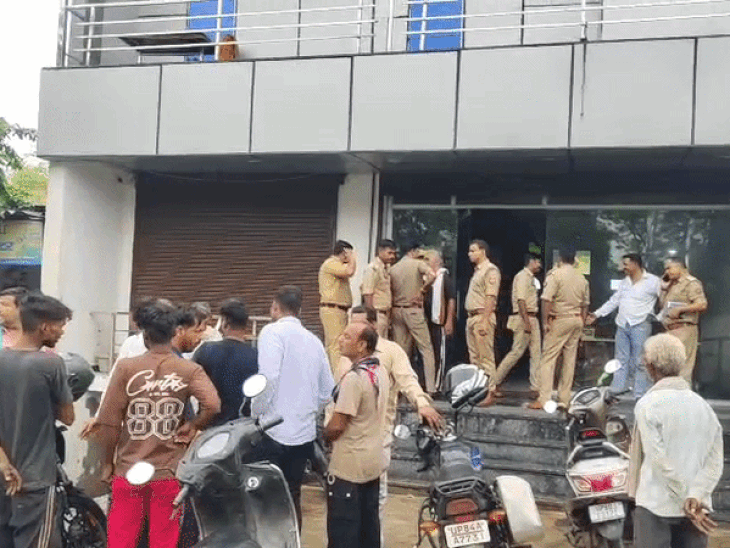 प्रेमिका से मिलने होटल पहुंचा युवक, कमरे में लगाई फांसी:इलाज के दौरान मौत, परिजन मौके पर पहुंच कर युवती को अपने साथ ले गए
