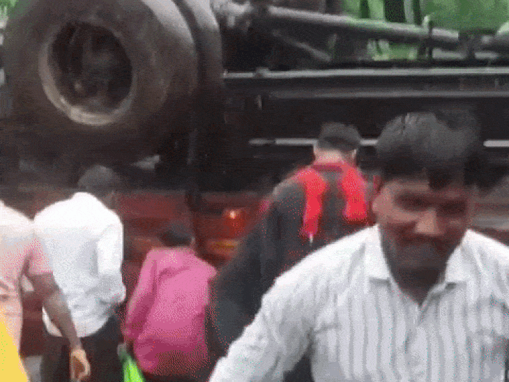 दमोह से जबलपुर आ रहा सेब से भरा ट्रक पलटा:ड्राइवर मदद के लिए चिल्लाता रहा; लोग सेब लूटते रहे, पुलिस ने भीड़ हटाई