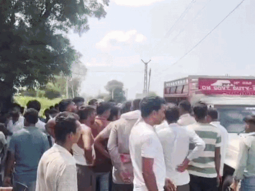 गैस सिलेंडरों से भरी पिकअप ने बाइक सवार को कुचला,मौत:गाड़ी छोड़कर भागा ड्राइवर, पुलिस ने वाहन जब्त कर शुरू की तलाश