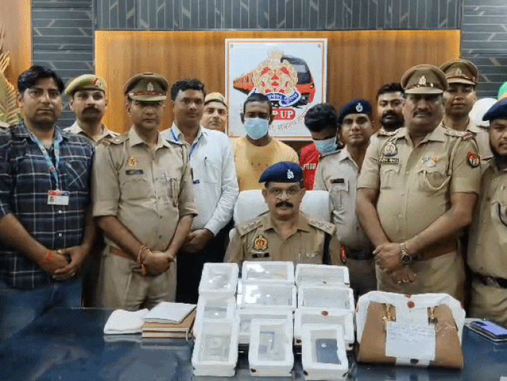ट्रेनों में चोरी करने वाले गैंग के दो आरोपी गिफ्तार:अमेरिकी डॉलर, सोने के आभूषण सहित 15 लाख का सामान बरामद