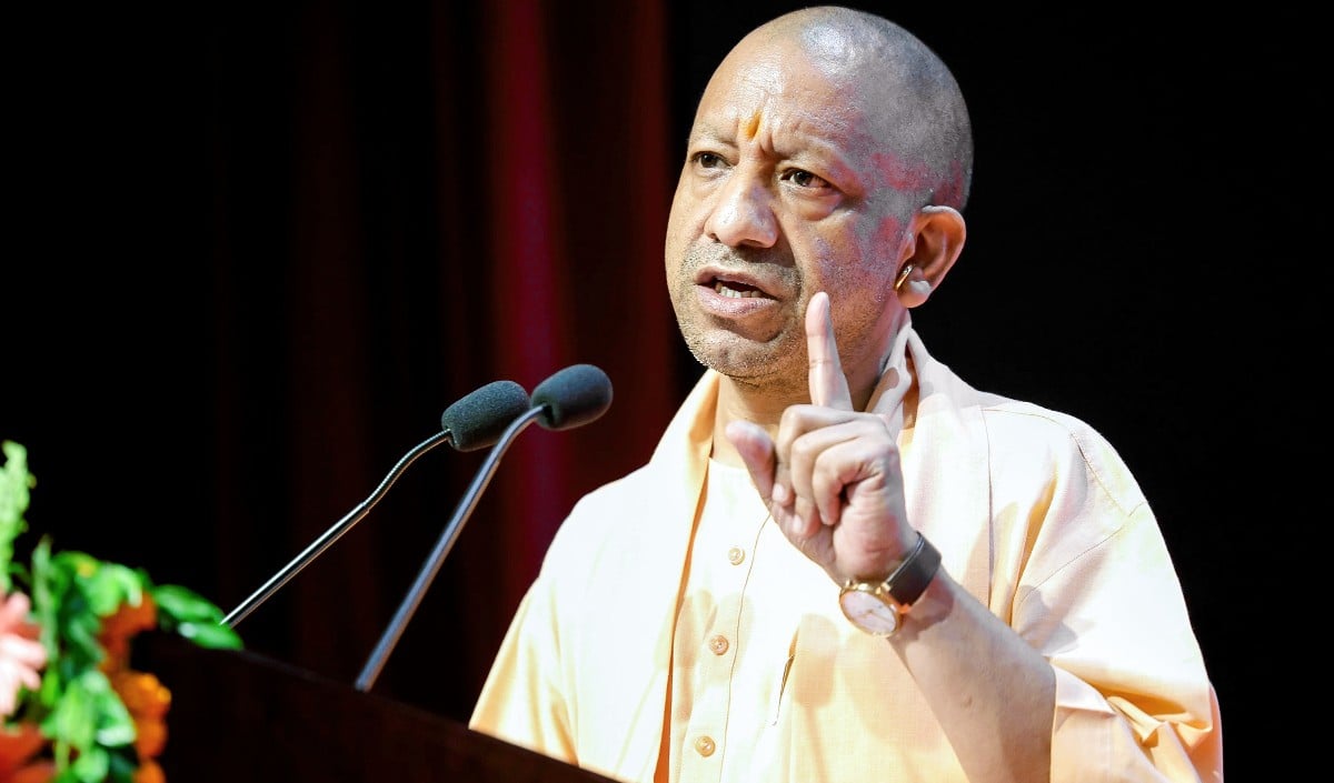 ‘खजाने की लूट’ के लिए जनता से माफी मांगें Akhilesh Yadav, Deoria में जमकर गरजे CM Yogi Adityanath