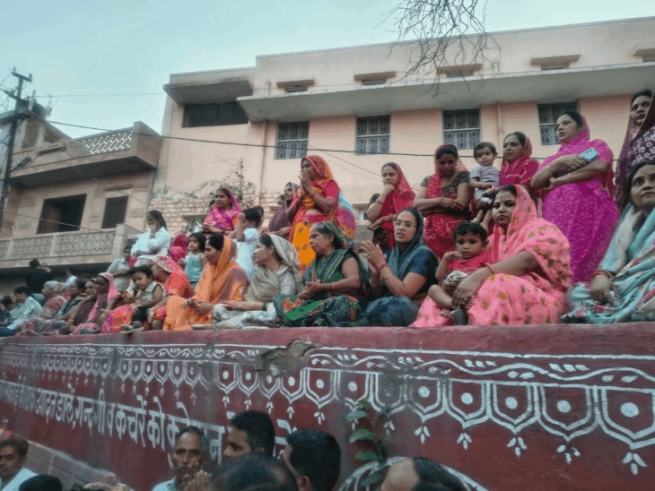 देवझूलनी एकादशी पर ठाकुरजी को कराया सरोवर स्नान:सिरेघाट पर उमड़ी श्रद्धालुओं की भीड़; सुरक्षा को लेकर पुलिस जाब्ता तैनात रहा