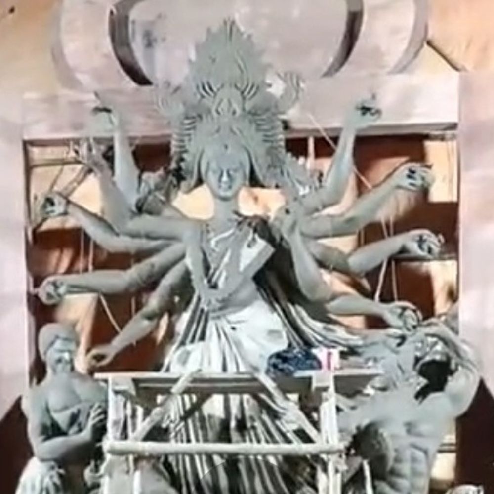 मां दुर्गा की प्रतिमा में इस बार मिट्टी के गहने:बाजपट्टी में 70 साल से हो रही पूजा की तैयारियां आखिरी दौर में, भव्य पंडाल और प्रतिमा का निर्माण जारी