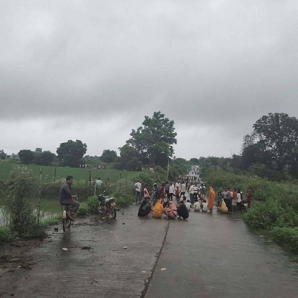 सतना में करारी नदी के रपटे पर हादसा:बाइक समेत दो युवक तेज बहाव में बहे, तलाश जारी
