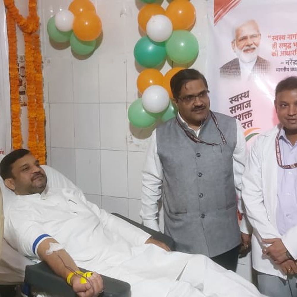 बहराइच में सेवा संकल्प अभियान शुरू, सांसद ने किया रक्तदान:मेडिकल कॉलेज में रक्तदान शिविर, मरीजों को फल बांटे